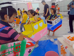 子供たちが自作の船で遊ぶの様子